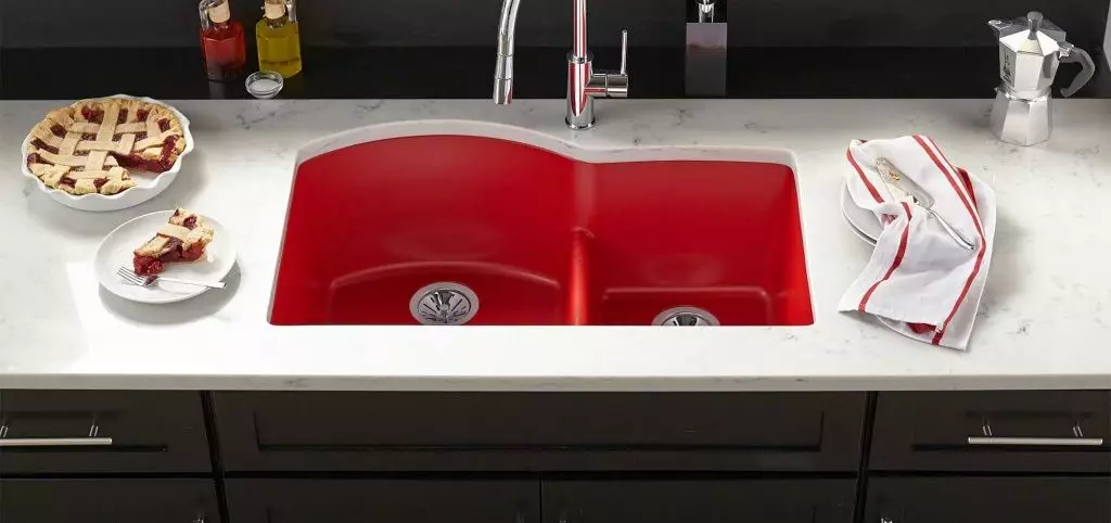 Warna Kitchen Sinks (16 Foto): Abu-abu dan Warna, Hijau dan Beige, Brown dan Wastafel Ringan, Emas dan Perunggu, Terracotta dan Warna Lainnya 21016_11