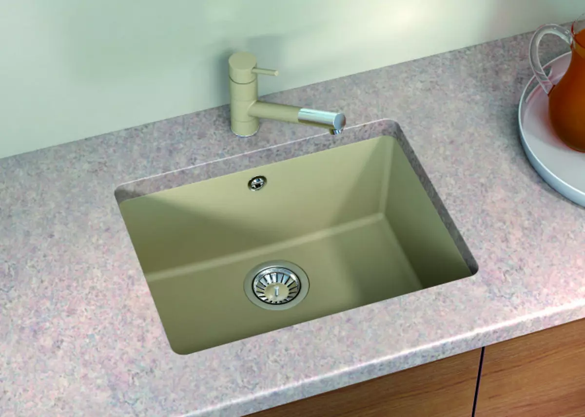 Warna Kitchen Sinks (16 Foto): Abu-abu dan Warna, Hijau dan Beige, Brown dan Wastafel Ringan, Emas dan Perunggu, Terracotta dan Warna Lainnya 21016_3