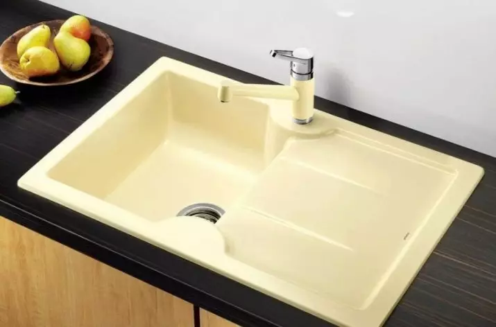 Warna Kitchen Sinks (16 Foto): Abu-abu dan Warna, Hijau dan Beige, Brown dan Wastafel Ringan, Emas dan Perunggu, Terracotta dan Warna Lainnya 21016_7