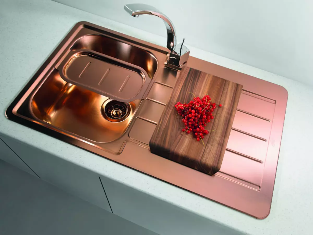 Warna Kitchen Sinks (16 Foto): Abu-abu dan Warna, Hijau dan Beige, Brown dan Wastafel Ringan, Emas dan Perunggu, Terracotta dan Warna Lainnya 21016_8