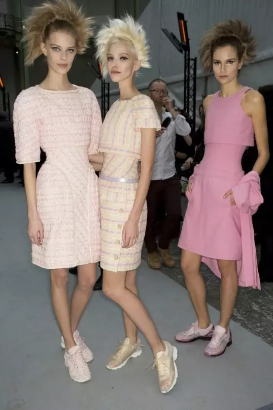 Sneakers Chanel (63 fotók): Női modellek, hogyan lehet megkülönböztetni az eredetit a másolatból, rózsaszín, fehér 2101_35