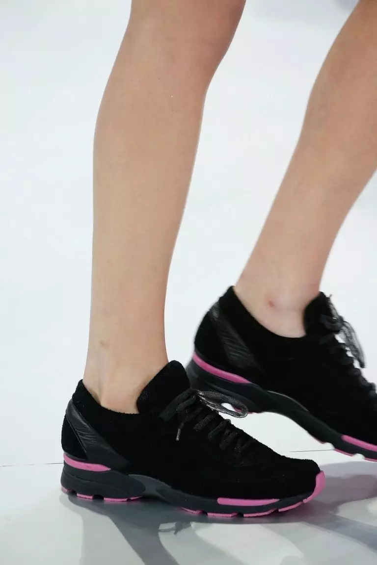 Sneakers Chanel (63 fotók): Női modellek, hogyan lehet megkülönböztetni az eredetit a másolatból, rózsaszín, fehér 2101_51