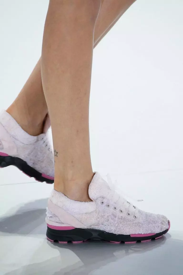 Sneakers Chanel (63 fotos): Modelos femininos, como distinguir o orixinal da copia, rosa, branco 2101_52