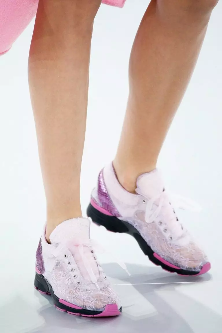 Sneakers Chanel (63 ảnh): Mô hình phụ nữ, cách phân biệt bản gốc từ bản sao, màu hồng, trắng 2101_53