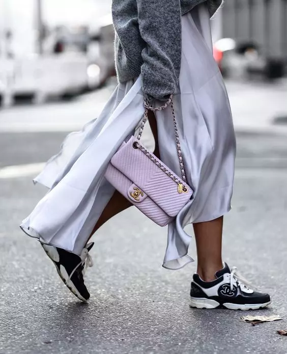 Sneakers Chanel (63 fotogrāfijas): Sieviešu modeļi, kā atšķirt oriģinālu no kopēšanas, rozā, balta 2101_60