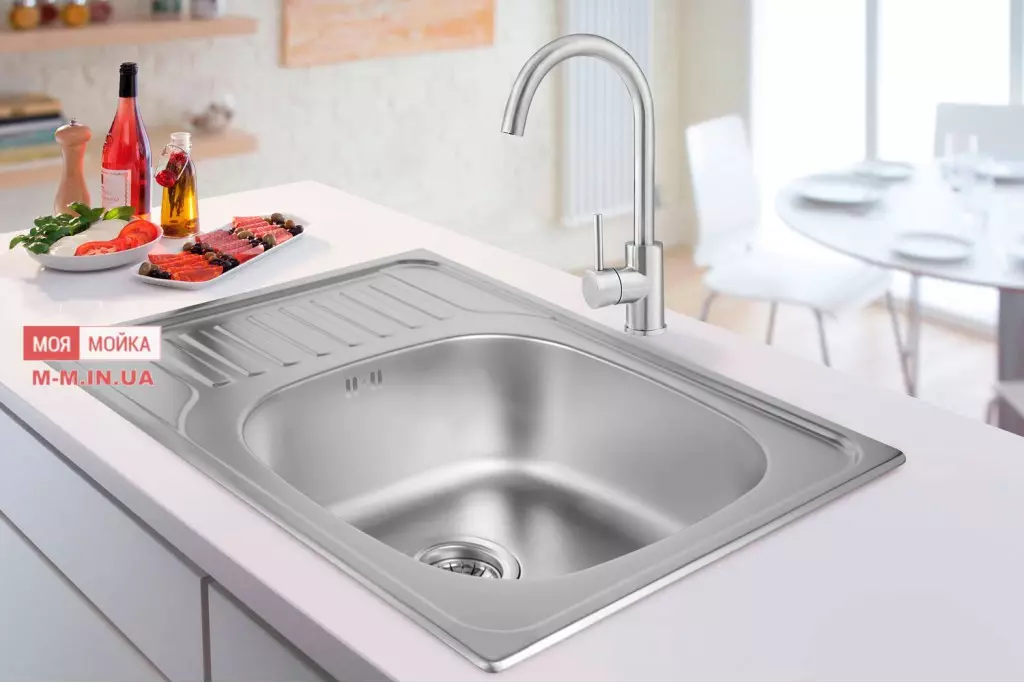 mesin cuci stainless steel untuk dapur (38 foto): Deskripsi sink dapur dari stainless steel, overhead dan tertanam sink stainless. Model apa yang harus dipilih? Apa yang mereka baik kerang dari batu buatan? 21023_12
