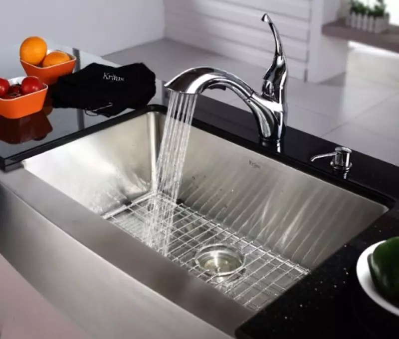 mesin cuci stainless steel untuk dapur (38 foto): Deskripsi sink dapur dari stainless steel, overhead dan tertanam sink stainless. Model apa yang harus dipilih? Apa yang mereka baik kerang dari batu buatan? 21023_22