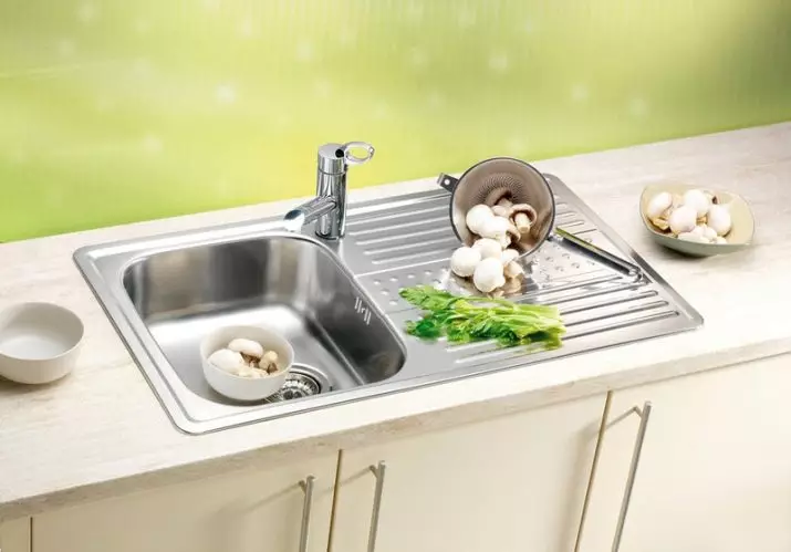 mesin cuci stainless steel untuk dapur (38 foto): Deskripsi sink dapur dari stainless steel, overhead dan tertanam sink stainless. Model apa yang harus dipilih? Apa yang mereka baik kerang dari batu buatan? 21023_36
