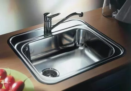 mesin cuci stainless steel untuk dapur (38 foto): Deskripsi sink dapur dari stainless steel, overhead dan tertanam sink stainless. Model apa yang harus dipilih? Apa yang mereka baik kerang dari batu buatan? 21023_7