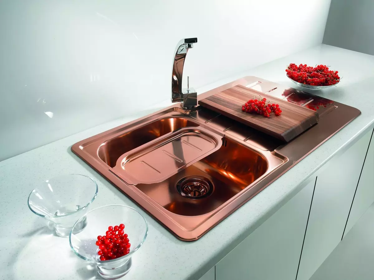 Mutfak için bataklıklar (97 fotoğraf): Mutfak türleri, geniş ve derin, bakırdan gelen modeller ve bronz altında, sıradışı bir tasarımın yıkanması 21024_15