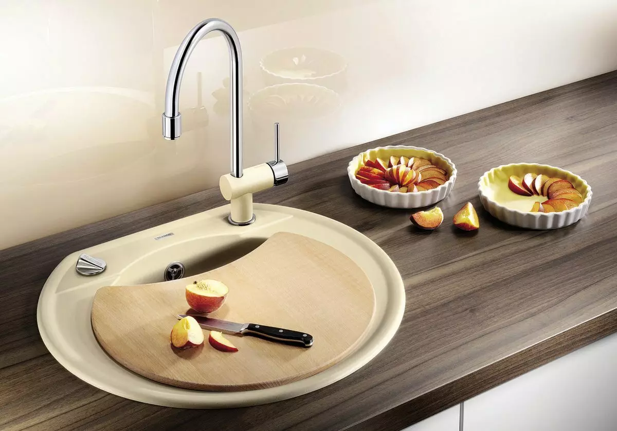 Mutfak için bataklıklar (97 fotoğraf): Mutfak türleri, geniş ve derin, bakırdan gelen modeller ve bronz altında, sıradışı bir tasarımın yıkanması 21024_22
