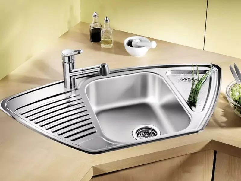 Tenggelam untuk dapur (97 foto): jenis sinki dapur, besar dan mendalam, model dari tembaga dan di bawah gangsa, mencuci reka bentuk yang luar biasa 21024_26