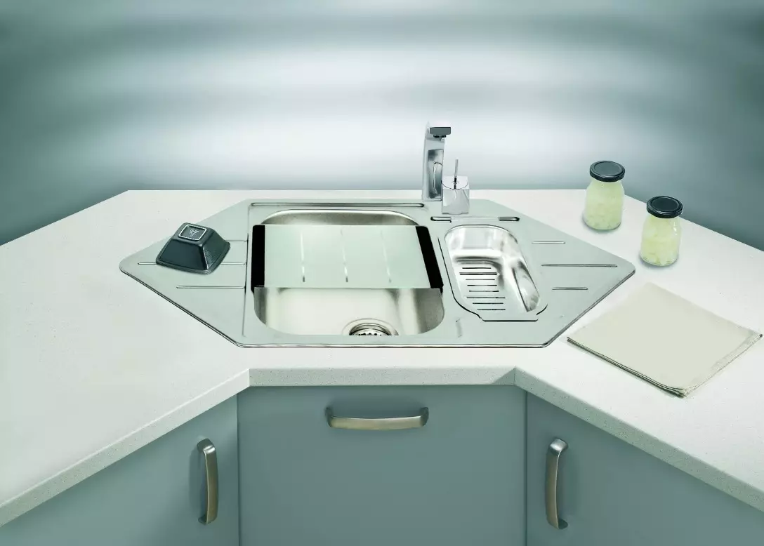 Tenggelam untuk dapur (97 foto): jenis sinki dapur, besar dan mendalam, model dari tembaga dan di bawah gangsa, mencuci reka bentuk yang luar biasa 21024_34