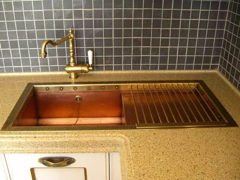 Tenggelam untuk dapur (97 foto): jenis sinki dapur, besar dan mendalam, model dari tembaga dan di bawah gangsa, mencuci reka bentuk yang luar biasa 21024_42