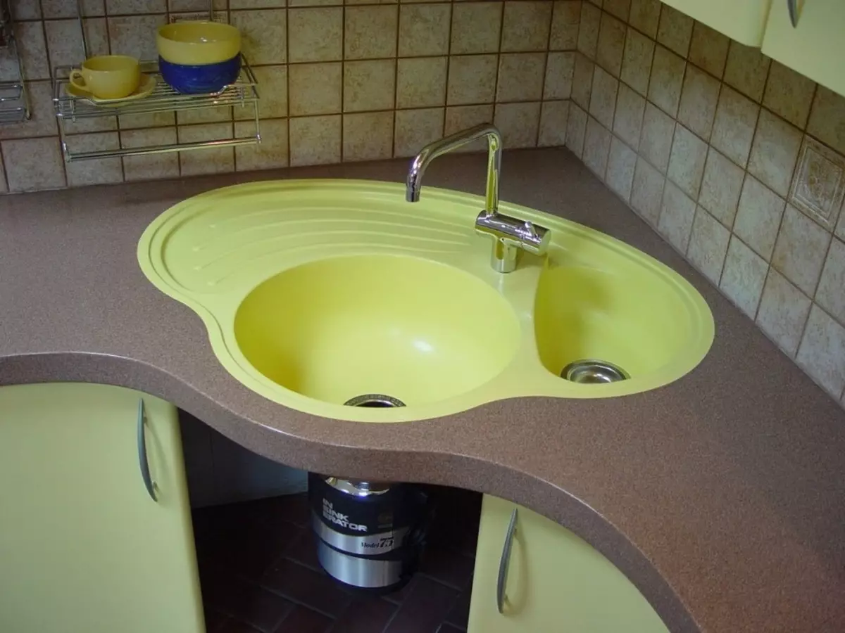 Tenggelam untuk dapur (97 foto): jenis sinki dapur, besar dan mendalam, model dari tembaga dan di bawah gangsa, mencuci reka bentuk yang luar biasa 21024_50