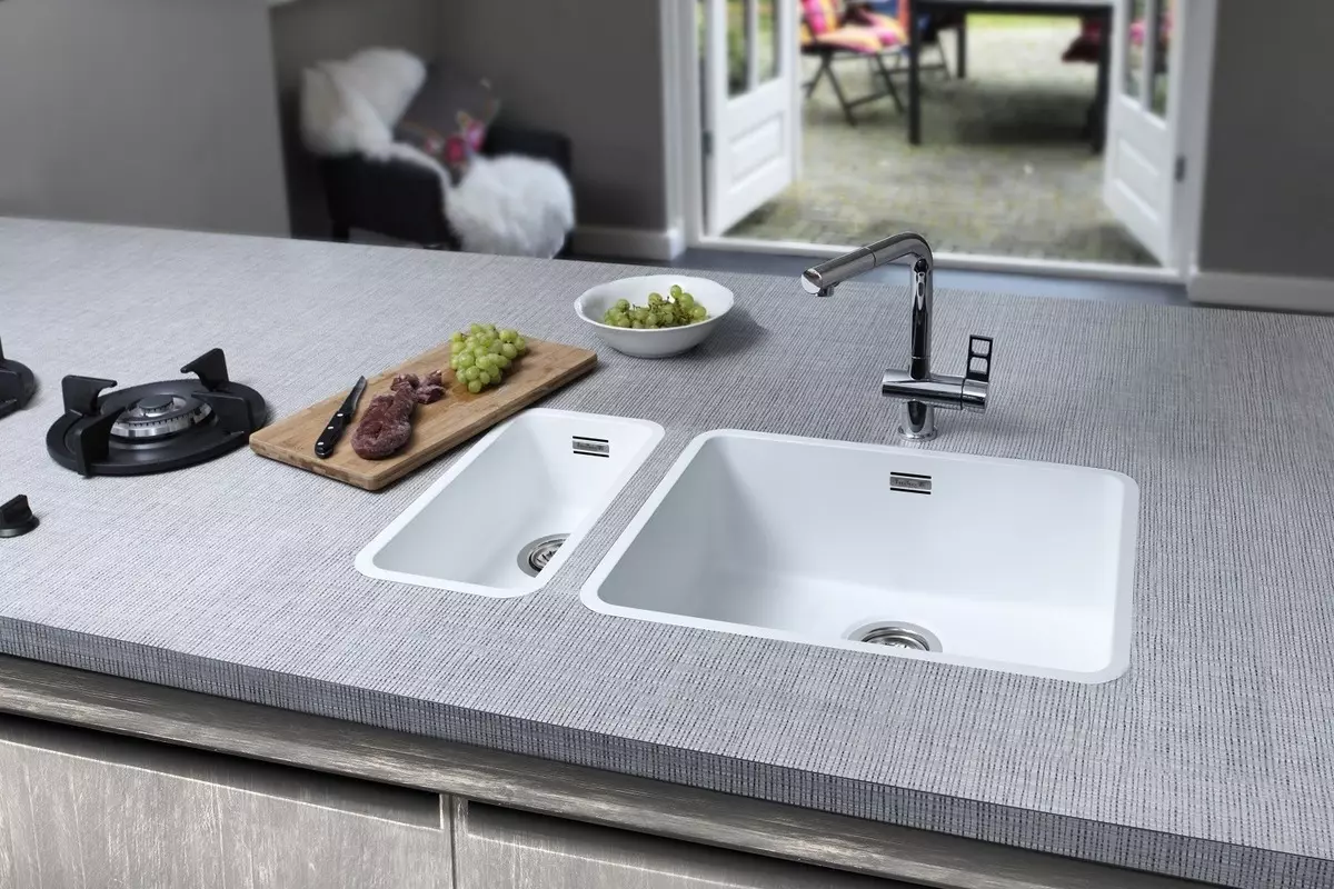 Sinks for the dapur (97 foto): jenis wastafel dapur, besar dan dalam, model dari tembaga dan di bawah perunggu, mencuci desain yang tidak biasa 21024_91