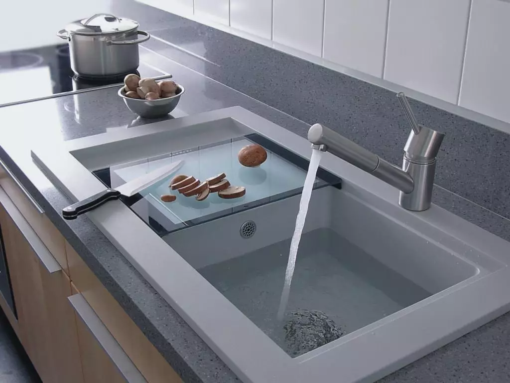 Tenggelam untuk dapur (97 foto): jenis sinki dapur, besar dan mendalam, model dari tembaga dan di bawah gangsa, mencuci reka bentuk yang luar biasa 21024_95