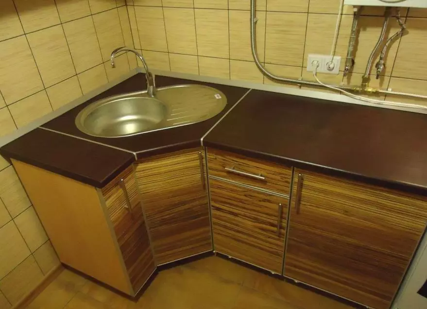 Hjørneskab under køkkenvasken (37 billeder): Størrelse af gulvhjørne køkkenskabe, valg af et vinkelmodul under vasken 21029_2