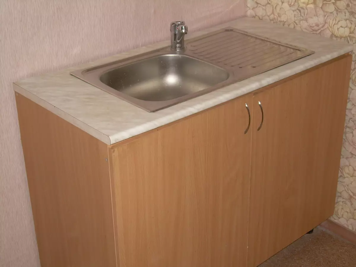 Hjørneskab under køkkenvasken (37 billeder): Størrelse af gulvhjørne køkkenskabe, valg af et vinkelmodul under vasken 21029_26