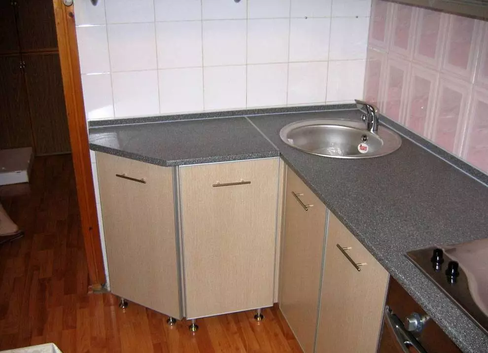Hjørneskab under køkkenvasken (37 billeder): Størrelse af gulvhjørne køkkenskabe, valg af et vinkelmodul under vasken 21029_3
