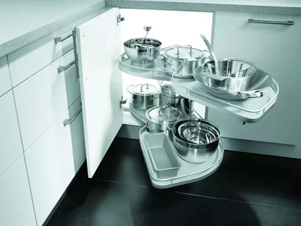 Hjørneskab under køkkenvasken (37 billeder): Størrelse af gulvhjørne køkkenskabe, valg af et vinkelmodul under vasken 21029_30