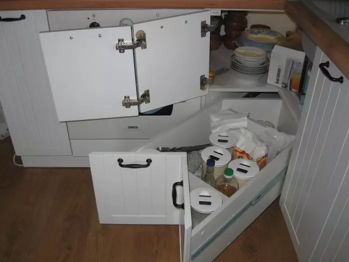 Hjørneskab under køkkenvasken (37 billeder): Størrelse af gulvhjørne køkkenskabe, valg af et vinkelmodul under vasken 21029_32