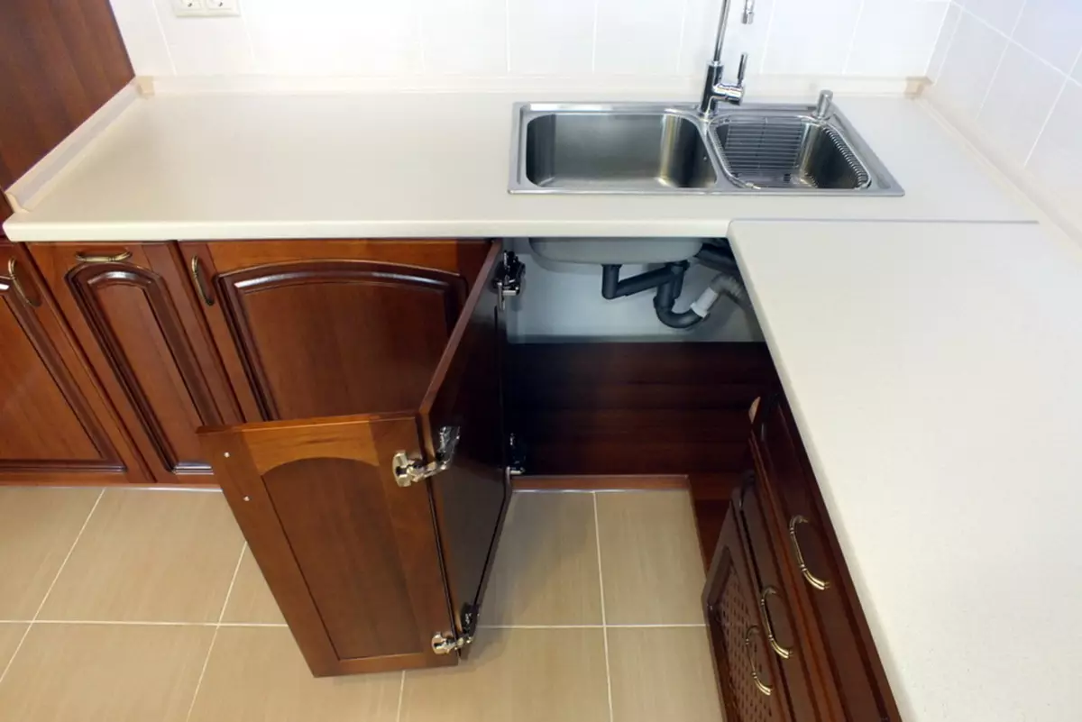 Hjørneskab under køkkenvasken (37 billeder): Størrelse af gulvhjørne køkkenskabe, valg af et vinkelmodul under vasken 21029_4