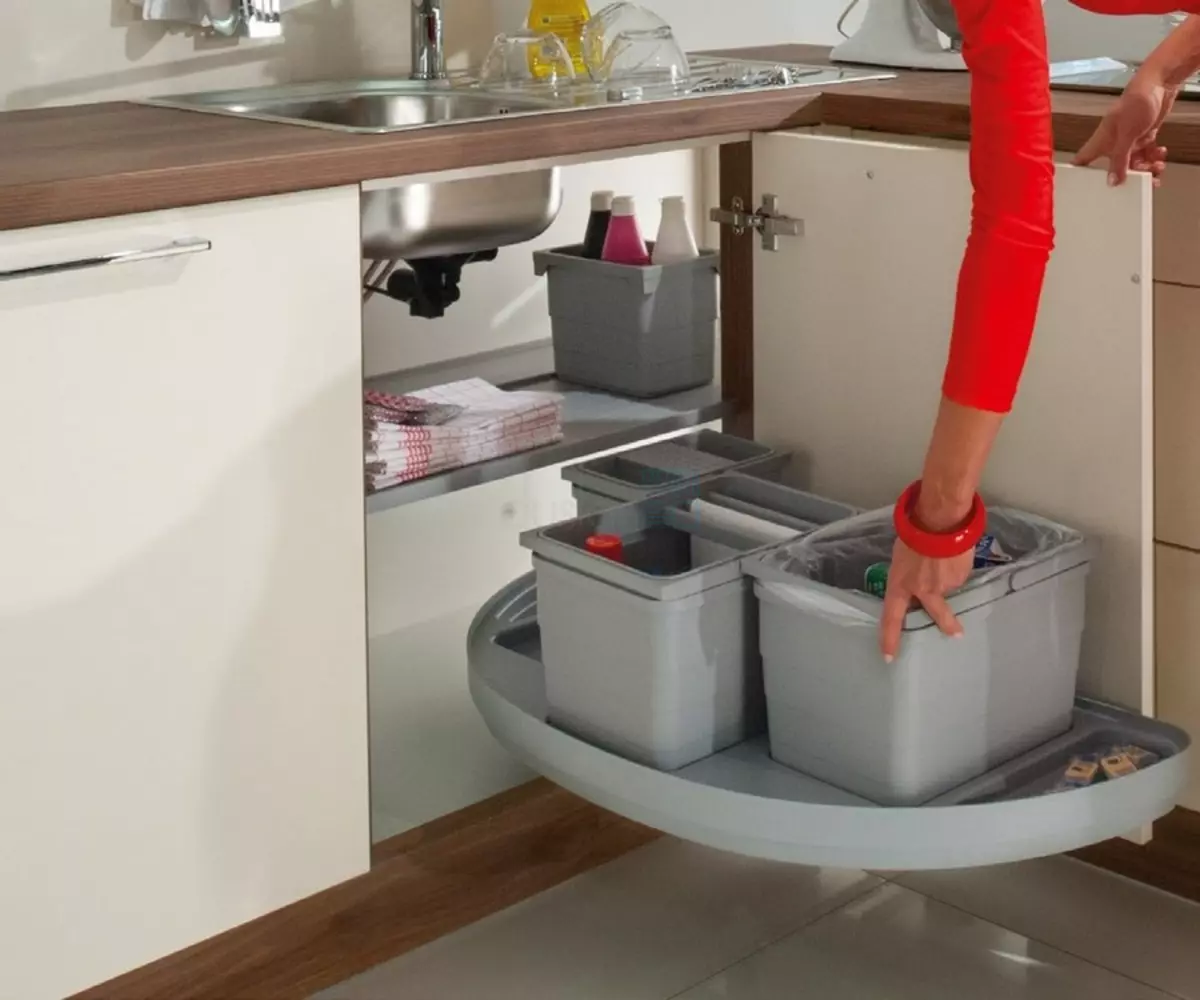Hjørneskab under køkkenvasken (37 billeder): Størrelse af gulvhjørne køkkenskabe, valg af et vinkelmodul under vasken 21029_6