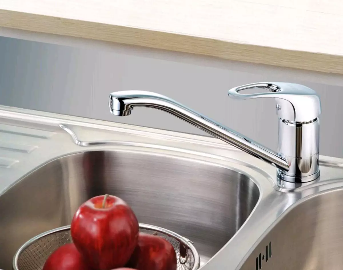 The best kitchen faucets (42 photos): how to choose? Quality manufacturers rating. Cranes of Russian and Italian production, other models 21030_24