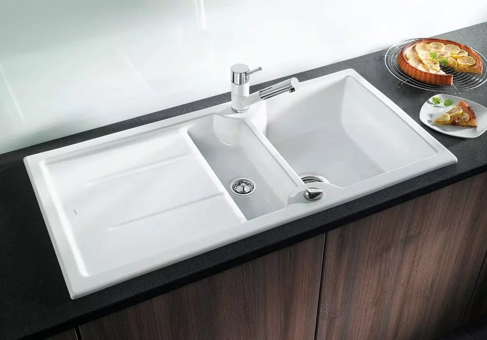 Autolavaggio da cucina bianca (21 foto): Panoramica dei lavelli della cucina di pietra artificiale e smalto, ghisa e modelli in pietra di bianco 21033_14