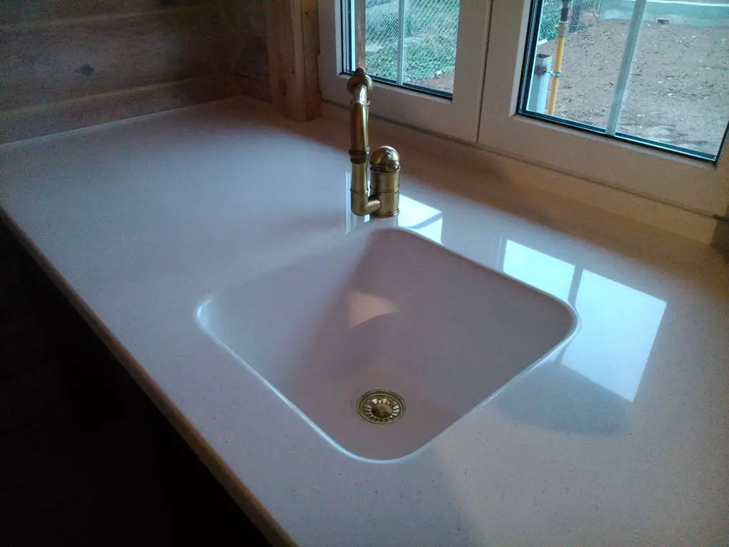 White Kitchen Auto perionica (21 fotografije): Pregled kuhinjskog sudopera iz umjetnog kamena i emajla, modela od livenog i kamena bijelog 21033_15