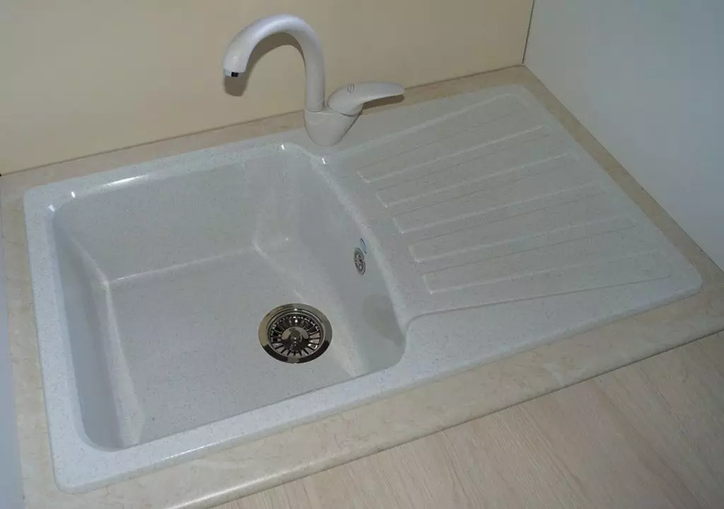 Autolavaggio da cucina bianca (21 foto): Panoramica dei lavelli della cucina di pietra artificiale e smalto, ghisa e modelli in pietra di bianco 21033_16