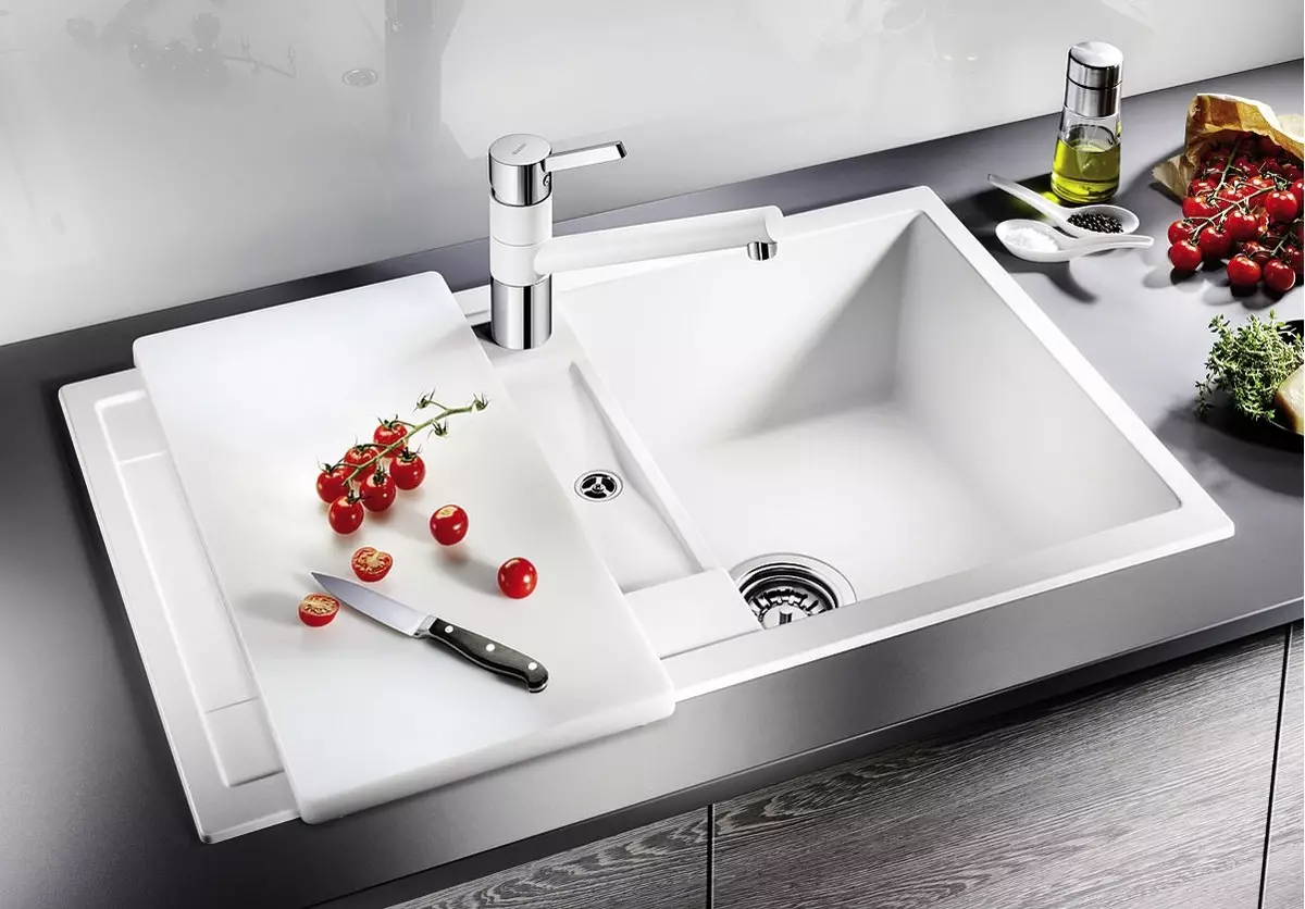 Autolavaggio da cucina bianca (21 foto): Panoramica dei lavelli della cucina di pietra artificiale e smalto, ghisa e modelli in pietra di bianco 21033_18