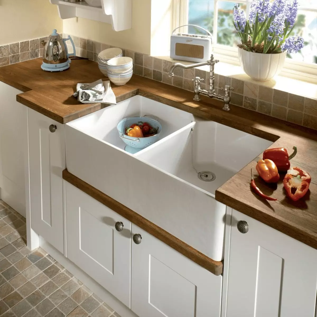 Autolavaggio da cucina bianca (21 foto): Panoramica dei lavelli della cucina di pietra artificiale e smalto, ghisa e modelli in pietra di bianco 21033_20