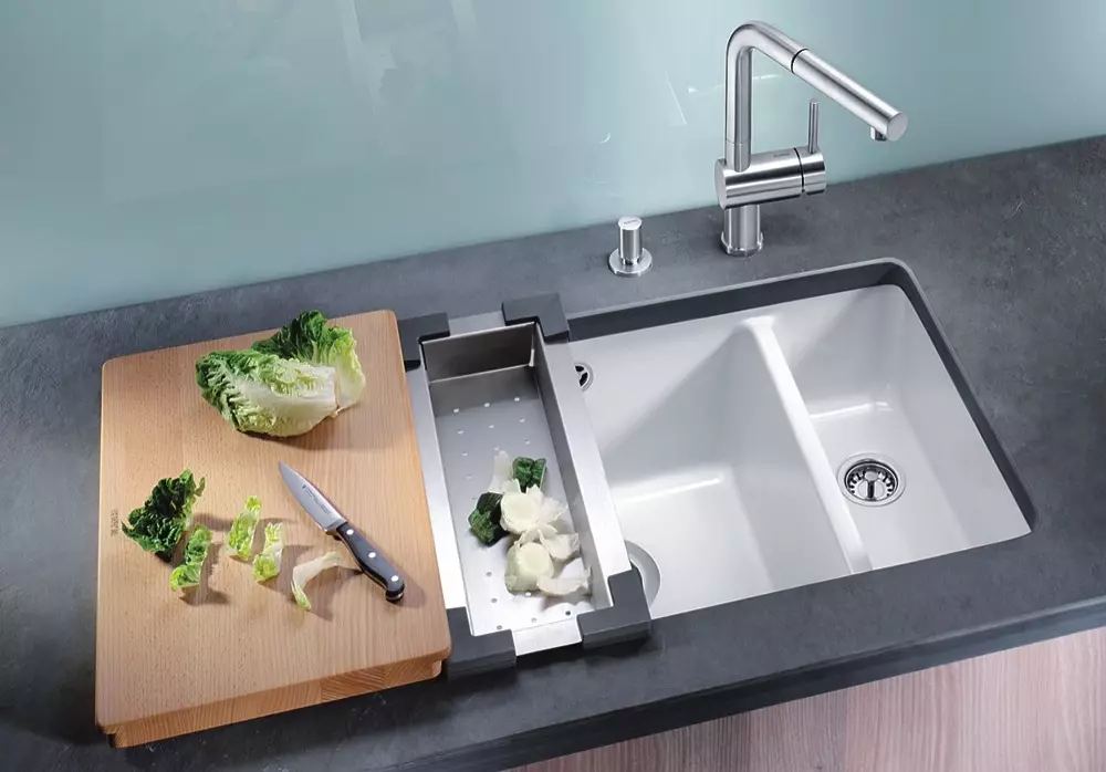 Autolavaggio da cucina bianca (21 foto): Panoramica dei lavelli della cucina di pietra artificiale e smalto, ghisa e modelli in pietra di bianco 21033_4