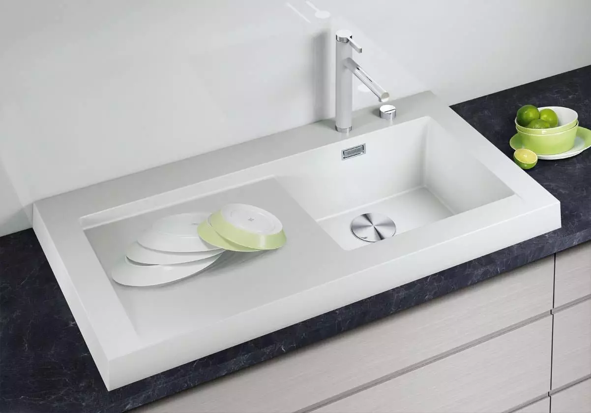 White Kitchen Auto perionica (21 fotografije): Pregled kuhinjskog sudopera iz umjetnog kamena i emajla, modela od livenog i kamena bijelog 21033_6