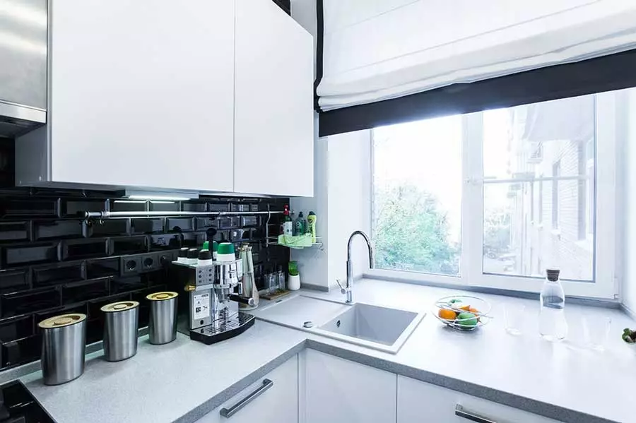 Autolavaggio da cucina bianca (21 foto): Panoramica dei lavelli della cucina di pietra artificiale e smalto, ghisa e modelli in pietra di bianco 21033_9