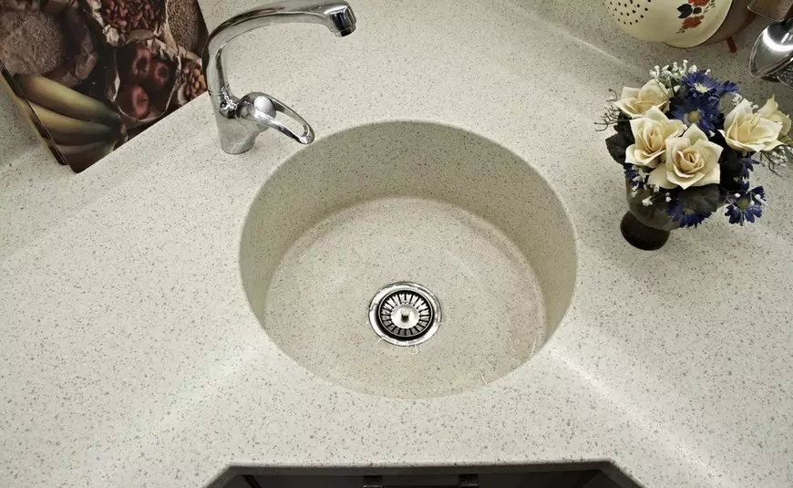 Okrugli sudoperi (53 fotografije): kuhinjski umivaonici iz umjetnog kamena, nehrđajućeg čelika i drugih materijala, veličine mortise milja 21034_20