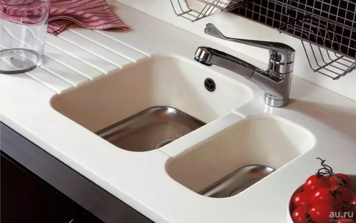 Integrert kjøkkenvasker (12 bilder): Funksjoner av støpte benkeplater med vask, modeller av innebygd kjøkkenvasker fra kunststein og akryl 21042_4