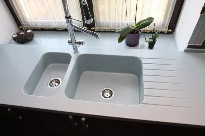 Integrated lavabo kwizin (12 foto): Karakteristik nan kontwa jete ak koule, modèl nan bati-an lavabo kwizin soti nan wòch atifisyèl ak Acrylic 21042_6