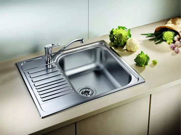 Lavelli tedeschi per la cucina (19 foto): Panoramica dei lavelli da cucina dalla pietra artificiale, acciaio inossidabile e altri modelli dalla Germania 21048_18