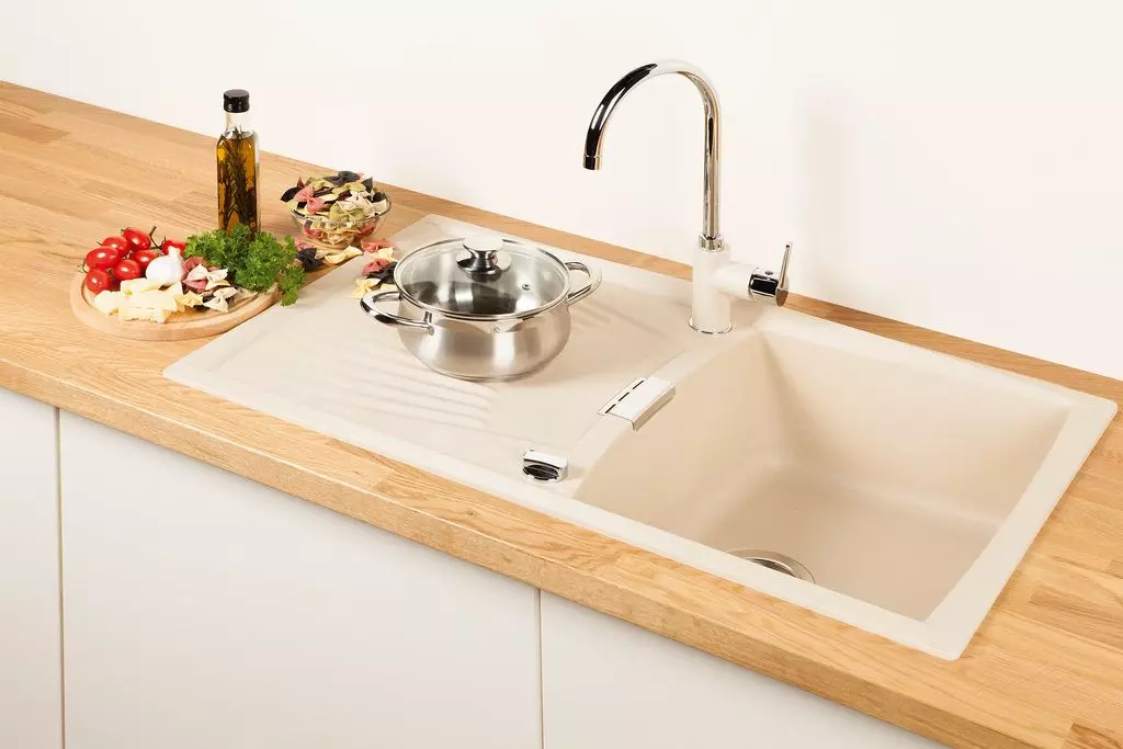 German sinks for the kitchen (19 photos): Overview of kitchen sinks from artificial stone, stainless steel and other models from Germany 21048_9
