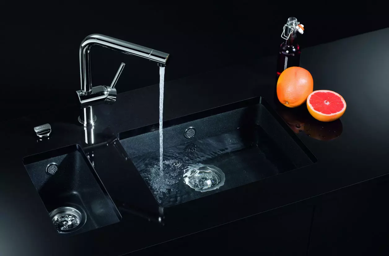 Batu Sinks untuk Dapur (52 foto): Kitchen Sinks dari Batu Buatan dan Batu Alam, Pro dan Kontra, Model Overhead dan Mortise, Rating Produsen 21049_10