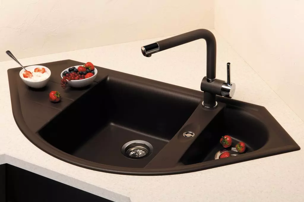 Batu Sinks untuk Dapur (52 foto): Kitchen Sinks dari Batu Buatan dan Batu Alam, Pro dan Kontra, Model Overhead dan Mortise, Rating Produsen 21049_14