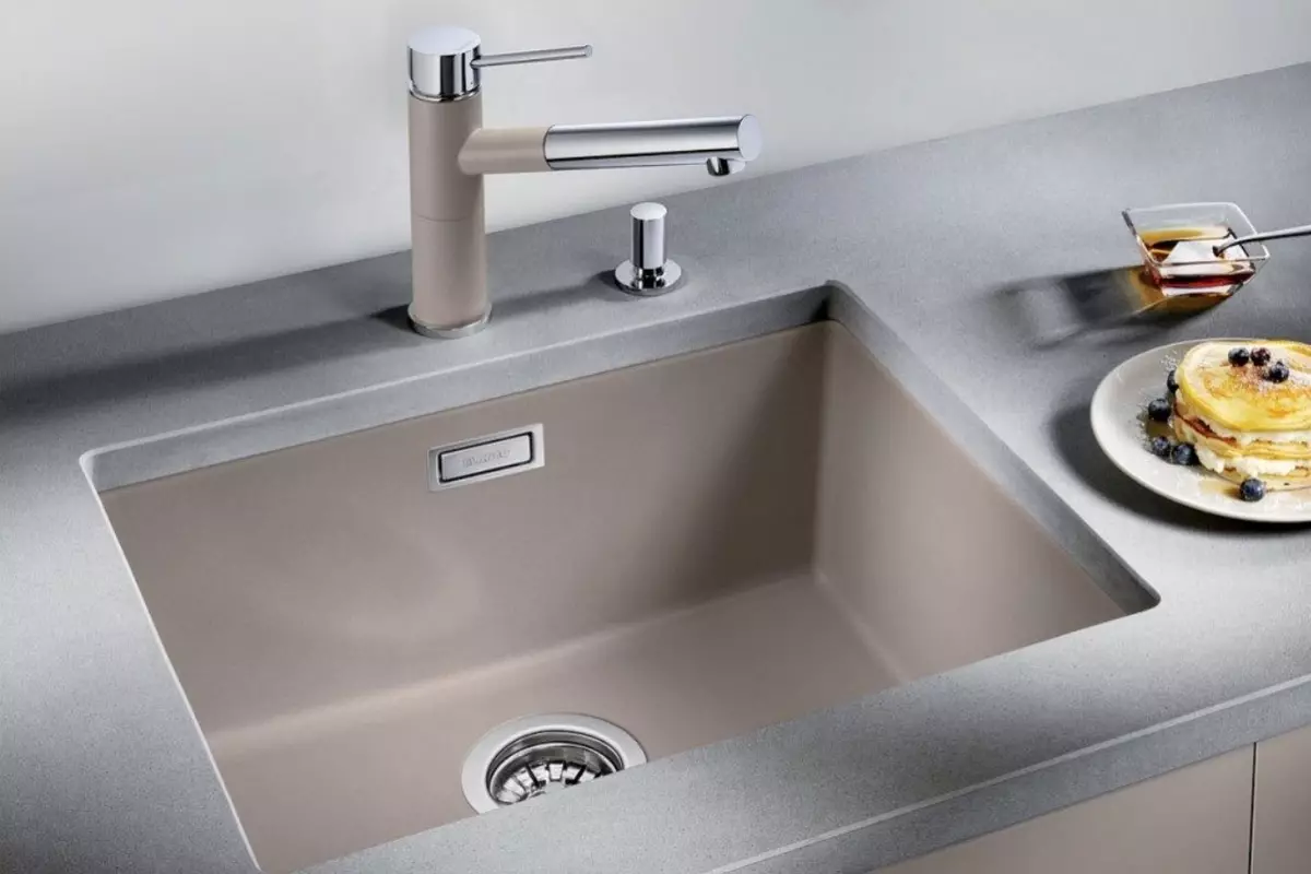 Batu Sinks untuk Dapur (52 foto): Kitchen Sinks dari Batu Buatan dan Batu Alam, Pro dan Kontra, Model Overhead dan Mortise, Rating Produsen 21049_16