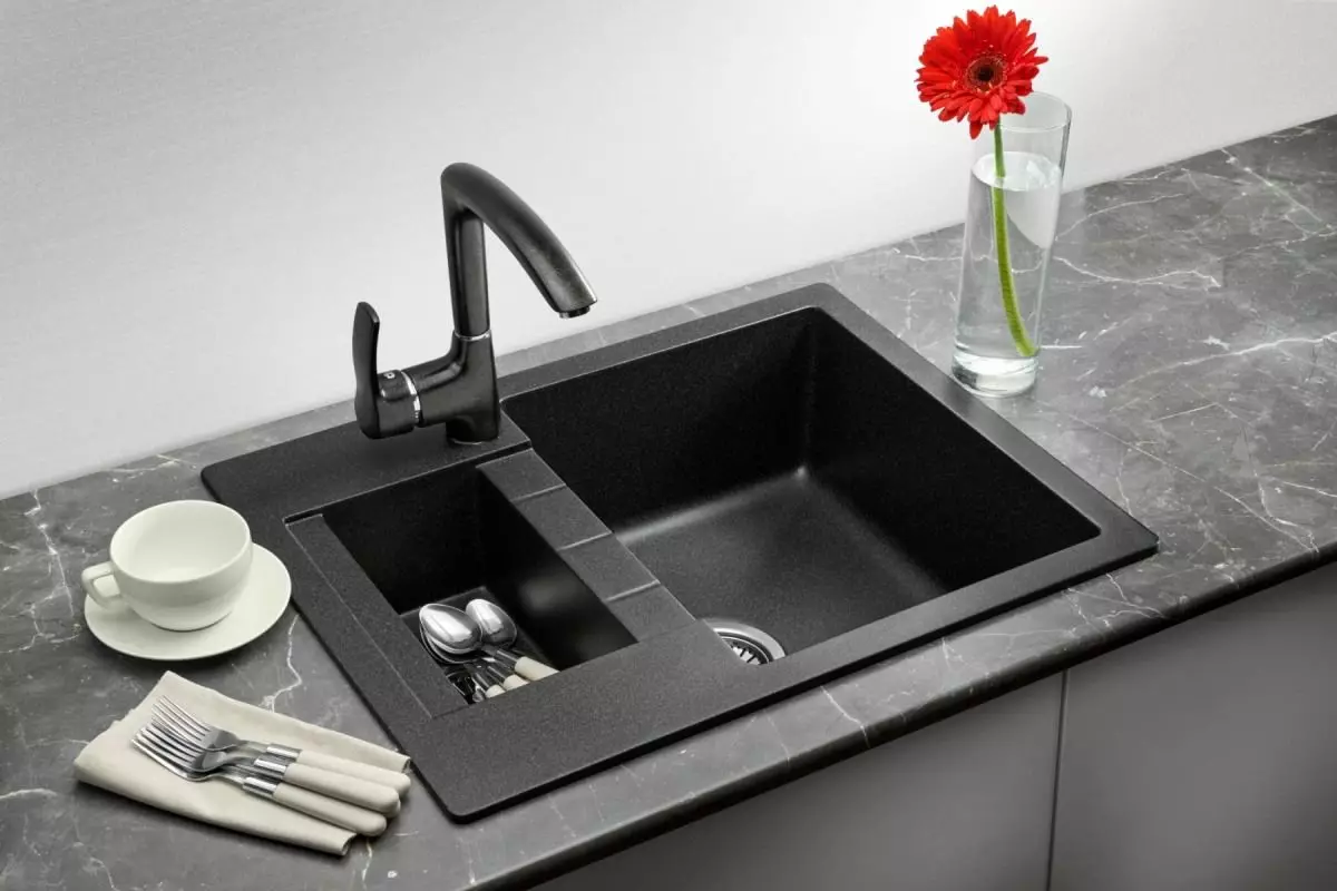 Batu Sinks untuk Dapur (52 foto): Kitchen Sinks dari Batu Buatan dan Batu Alam, Pro dan Kontra, Model Overhead dan Mortise, Rating Produsen 21049_22