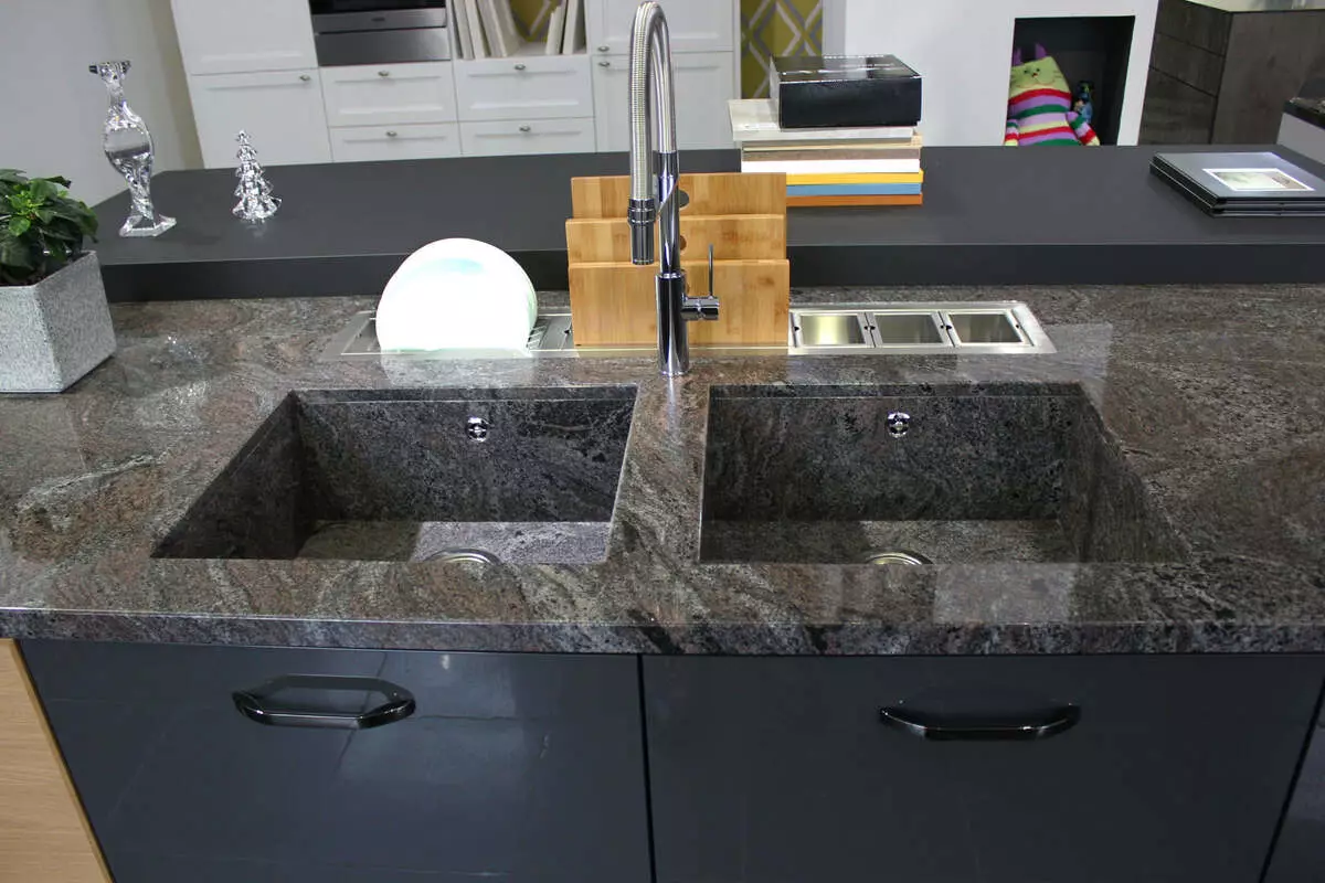 Stone Sinks for სამზარეულო (52 ფოტო): სამზარეულო ნიჟარები ხელოვნური და ბუნებრივი ქვის, დადებითი და Cons, ოვერჰედის და სასტიკი მოდელები, მწარმოებლები Rating 21049_24