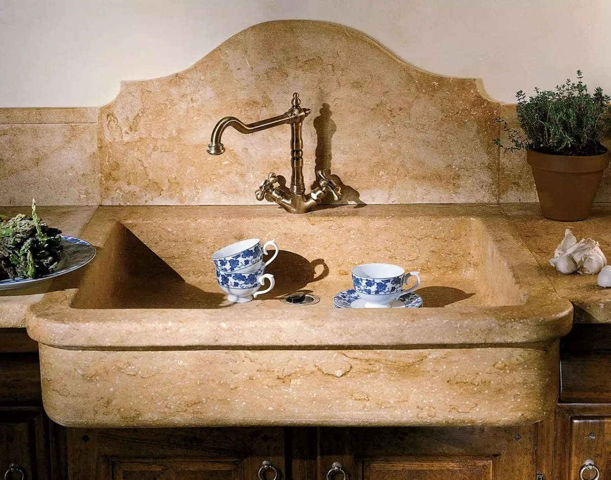 Stone Sinks for სამზარეულო (52 ფოტო): სამზარეულო ნიჟარები ხელოვნური და ბუნებრივი ქვის, დადებითი და Cons, ოვერჰედის და სასტიკი მოდელები, მწარმოებლები Rating 21049_25