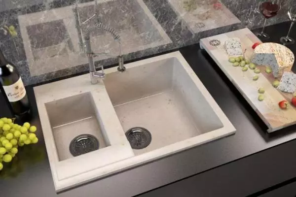 Stone Sinks for სამზარეულო (52 ფოტო): სამზარეულო ნიჟარები ხელოვნური და ბუნებრივი ქვის, დადებითი და Cons, ოვერჰედის და სასტიკი მოდელები, მწარმოებლები Rating 21049_33
