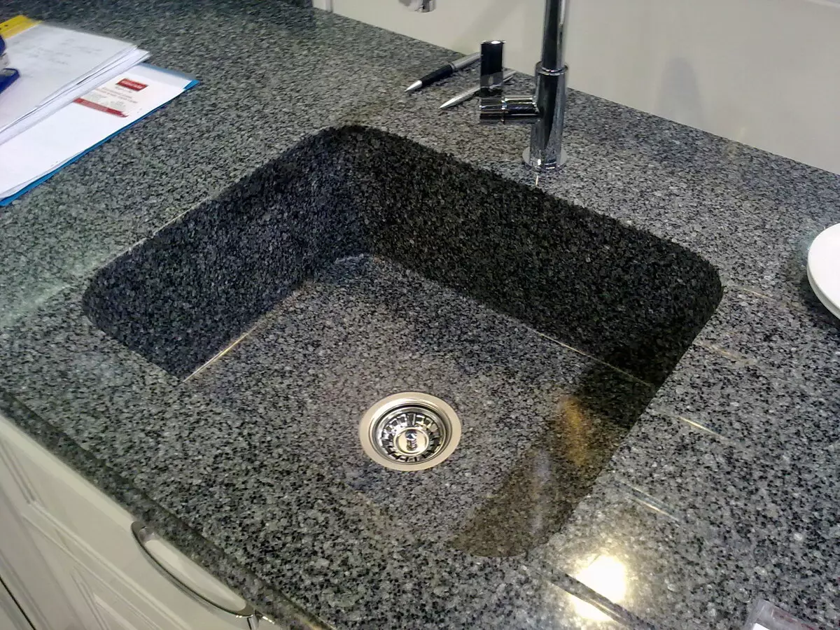 Batu Sinks untuk Dapur (52 foto): Kitchen Sinks dari Batu Buatan dan Batu Alam, Pro dan Kontra, Model Overhead dan Mortise, Rating Produsen 21049_37